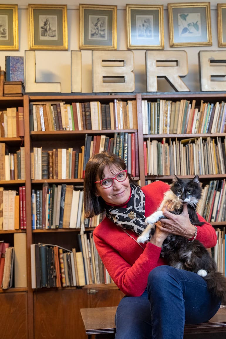 Elena Padín Olinik y su gato Demetrio.
