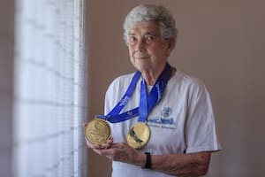 De jubilada a campeona mundial: la cordobesa de 90 años que arrasa con las medallas doradas en natación