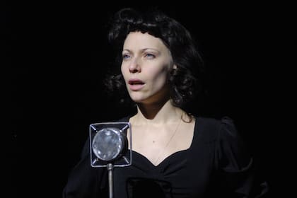 Elena Roger fue ovacionada de pie anoche en la reapertura del teatro Liceo que festejó sus 150 años de vida con una nueva temporada de Piaf