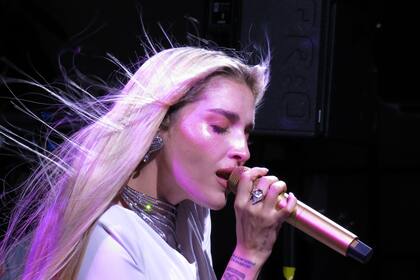 Elena Rose captura la calidez del amor en “Bendito verano”