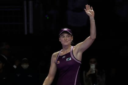 Elena Rybakina celebra después de derrotar a Aryna Sabalenka en la final del WTA Finals 2025