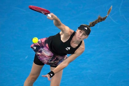 Elena Rybakina devuelve ante Victoria Azarenka en las semifinales del Abierto de Australia, el jueves 26 de enero de 2023. (AP Foto/Dita Alangkara)