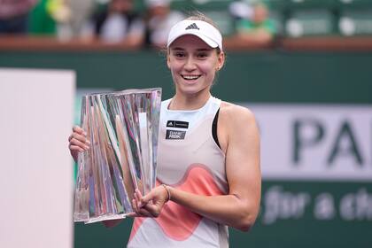 Elena Rybakina es la primera campeona en Indian Wells en ganarle a las dos mejores jugadores del planeta