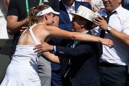 Elena Rybakina, tras ganar el título de Wimbledon en 2022, celebrando en el palco con Bulat Utemuratov, el poderoso presidente de la federación de Kazakhstán