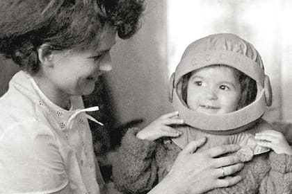 Elena Tereshkova junto a su mamá Valentina, la primera mujer que viajó al espacio y era considerada una celebridad en la Unión Soviética.