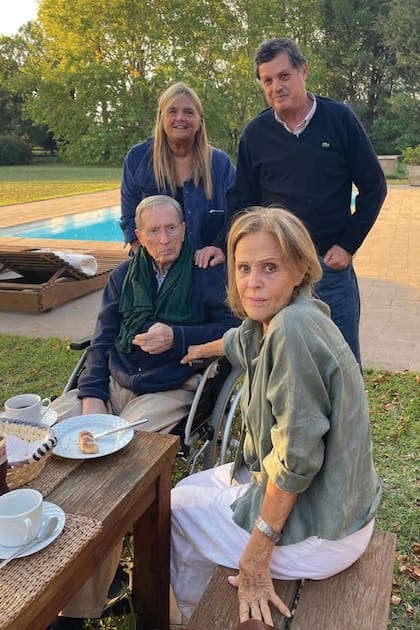 Elena y Mariano Grondona junto a su hijo Mariano y su mujer, Paula, en Pehuajó.