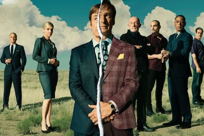 Elenco completo para esta quinta temporada. De izquierda a derecha: Howard Hamlin (Patrick Fabian), Kim Wexler (Rhea Seehorn), Saul Goodman (Bob Odenkirk), Mike Ehrmantraut (Jonathan Banks), Nacho Varga (Michael Mando), Giancarlo Esposito (Gus Fring) y Lalo Salamanca (Tony Dalton)
