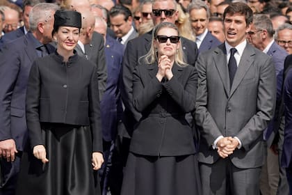 Eleonora, Barbara y Luigi Berlusconi, hijos del segundo matrimonio del magnate, en el Duomo de Milán –la catedral de la ciudad natal de Berlusconi– durante el funeral de su padre, el 14 de junio pasado.