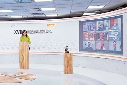 Eleonora Cole, conductora del canal de televisión La Nación +, en diálogo con quienes fueron reconocidos por su actividad