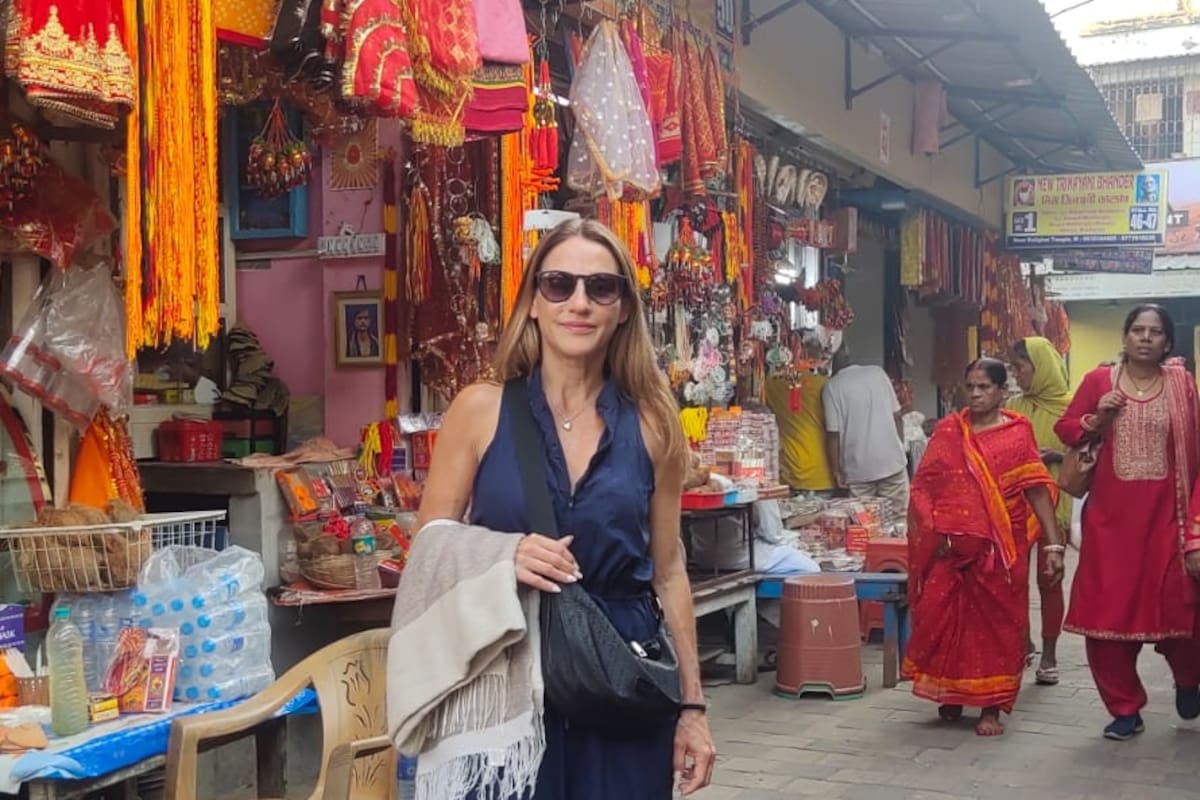 Eleonora Wexler en las calles de la India, en las afueras del Templo Kalighat