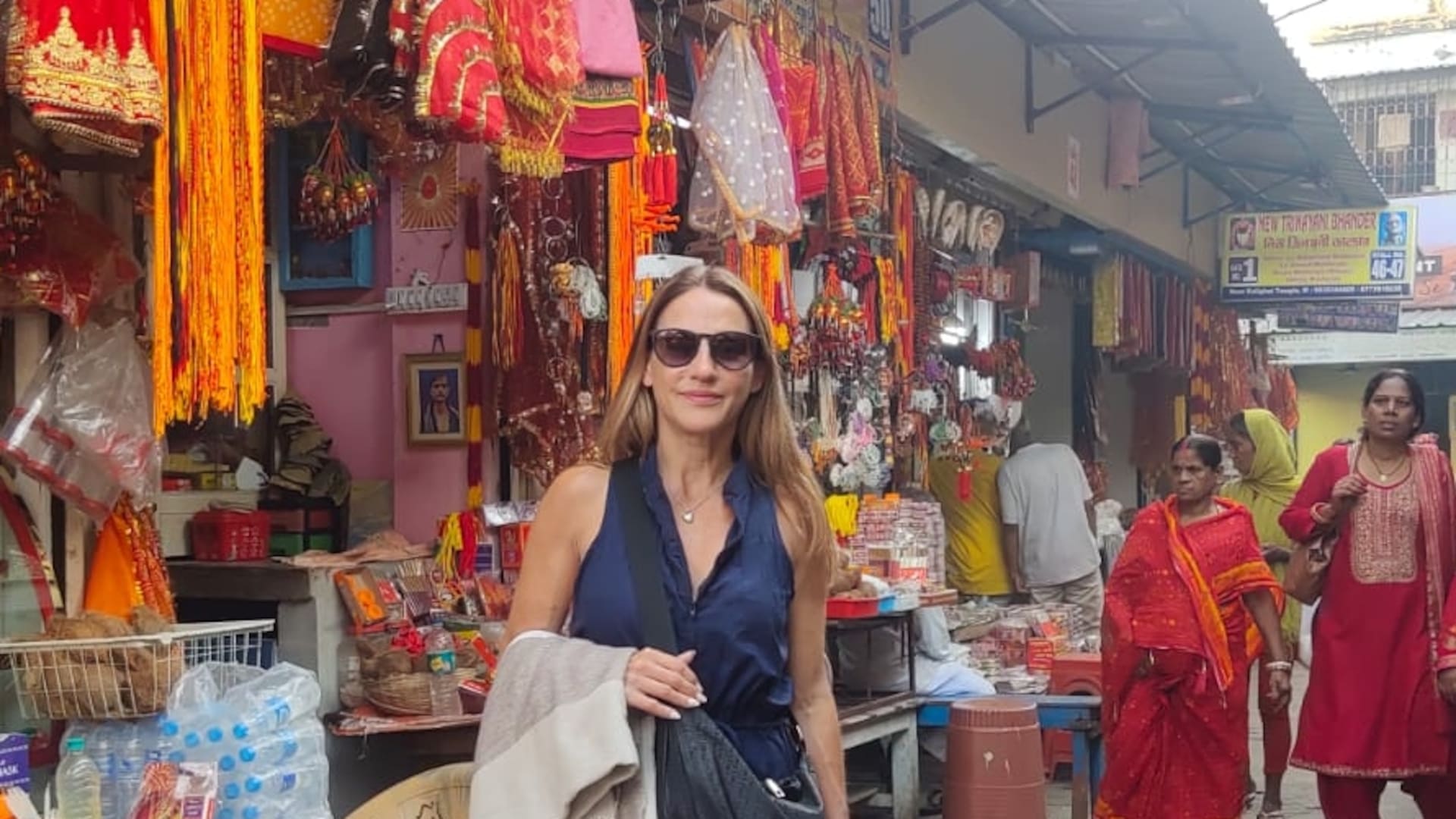 Eleonora Wexler en las calles de la India, en las afueras del Templo Kalighat