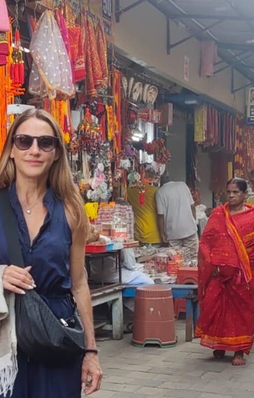 Eleonora Wexler en las calles de la India, en las afueras del Templo Kalighat