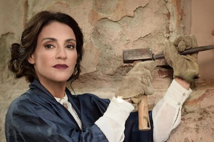 Eleonora Wexler es Lola Mora, escultora argentina que exploró distintas disciplinas del conocimiento y el arte