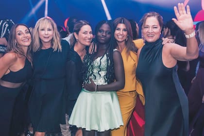 Eleonora Wexler, la productora de televisión Paula Granica, Deborah Cosovschi (pareja de Federico D'Elía), la cumpleañera –que luce su vestido en versión corto–, Vanesa Bafaro (jefa de prensa y comunicación del El Trece y de Adrián Suar y Nicolás Vázquez, entre otros artistas) y Florencia Bas.