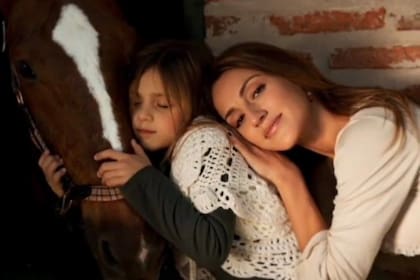 Eleonora Wexler y su hija Miranda, fan de los caballos (Foto: Captura de video)