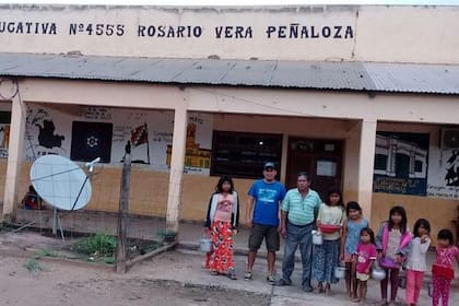 Elerio María con su maestro Julio Díaz y otros alumnos de la escuela N° 4555 Rosario Vera Peñaloza