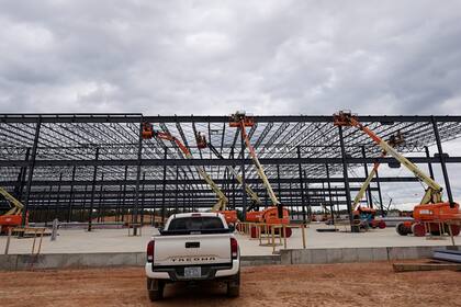 Elevadores JLG en funcionamiento en el exterior de una planta solar QCells de Hanwha el 16 de octubre de 2023 en Cartersville, Georgia. (Foto AP/Mike Stewart, Archivo)