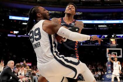Elfrid Payton, de los Knicks, empuja con violencia al alero de los Grizzlies Jae Crowder