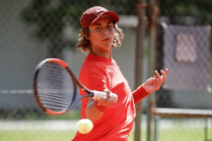 Eli, durante una de las prácticas; el juvenil captó la atención de la agencia de Wawrinka