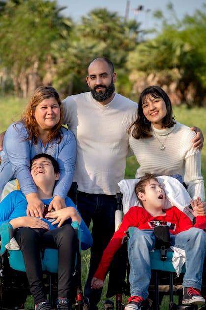 Eli junto a Maximiliano, su marido, y sus tres hijos, Oriana (17), Félix (10) y Maxi (12)