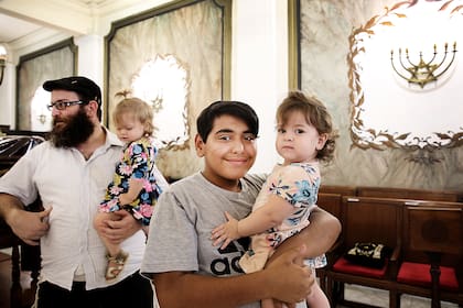 Eli Levy es rabino e intenta conciliar sus preceptos religiosos con la educación de su hijo adolescente, Yoel