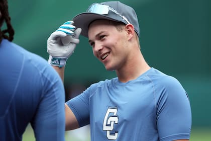 Eli Willits, de 17 años y primera selección del Draft de la MLB, firma con los Nacionales