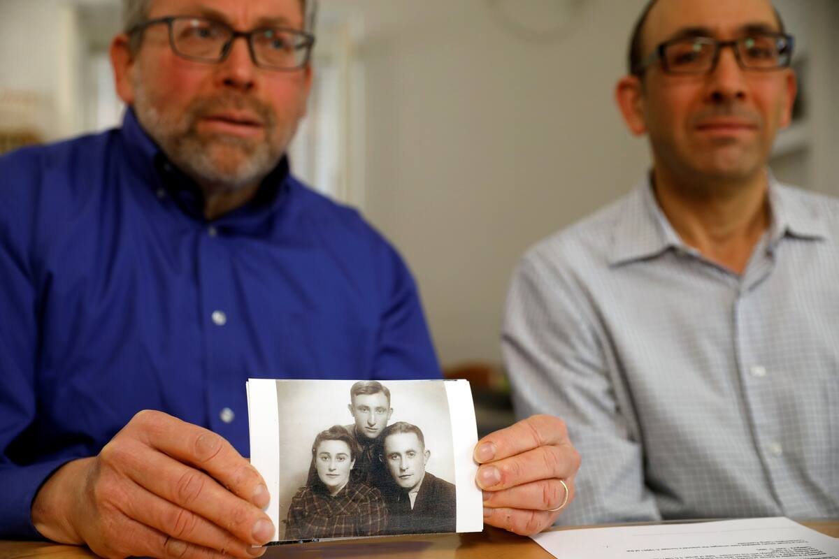 Eli y Saul Lieberman con la foto en la que se ve a su padre Joseph y a dos primos