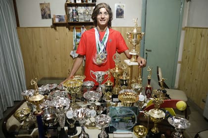 Eli y sus trofeos; el juvenil tiene a Nadal como referente
