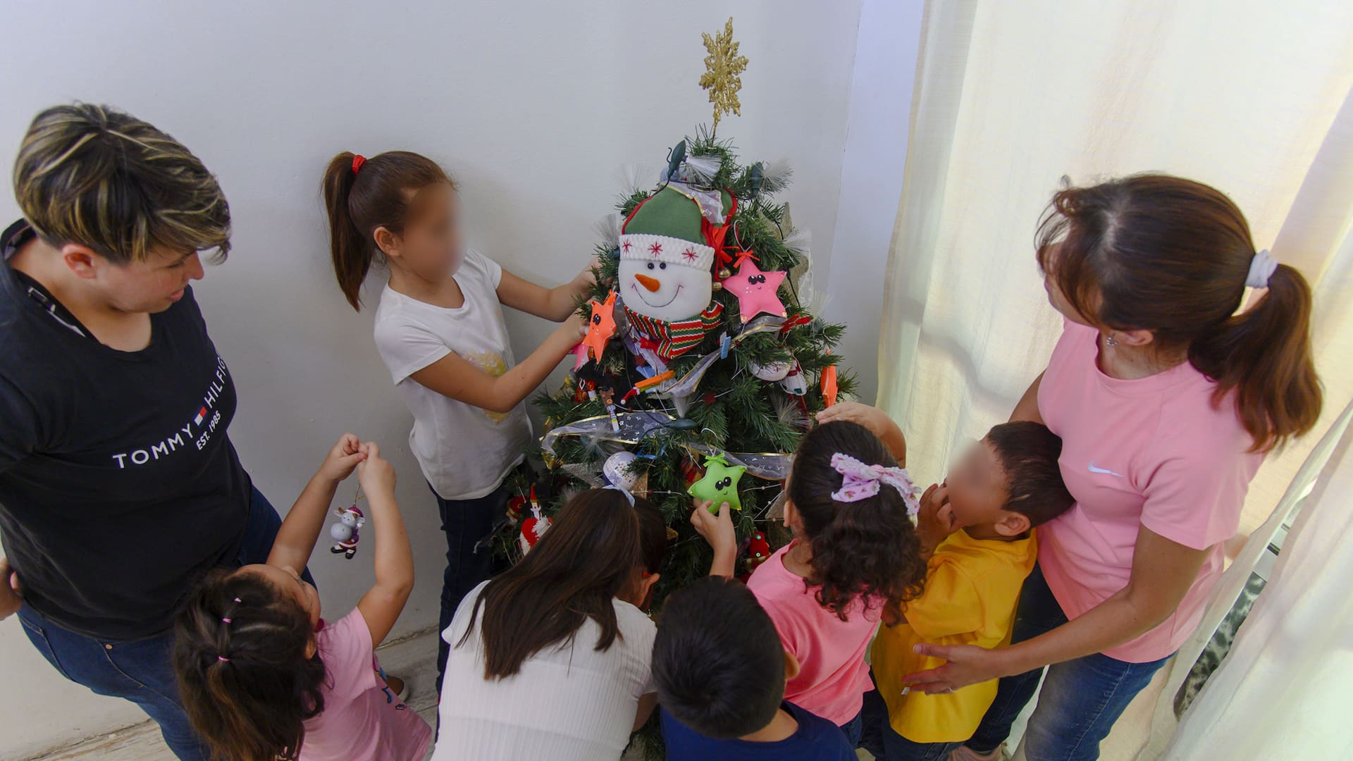 Eliana Español (izquierda) y EIisa Gonzalez (derecha) junto a Juliana (10), Alejandra (8), Noelia (7), Cristian (5), Jeremías (4) y Camila (3).