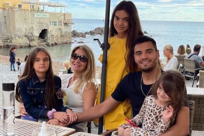 Eliana Guercio y Chiquito Romero, junto a sus tres hijas mayores