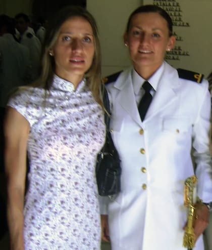 Eliana junto con su hermana Silvina, el día que egresó de la escuela naval