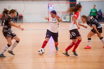 Eliana Medina, jugadora y entrenadora de juveniles de futsal en San Lorenzo