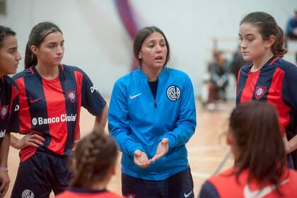 Eliana Medina, jugadora y entrenadora de juveniles de futsal en San Lorenzo