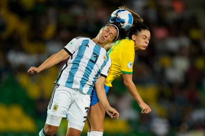 Eliana Stabile salta con la brasileña Gio en Argentina 0 vs. Brasil 4, el estreno para ambos seleccionados por la Copa América de Colombia.