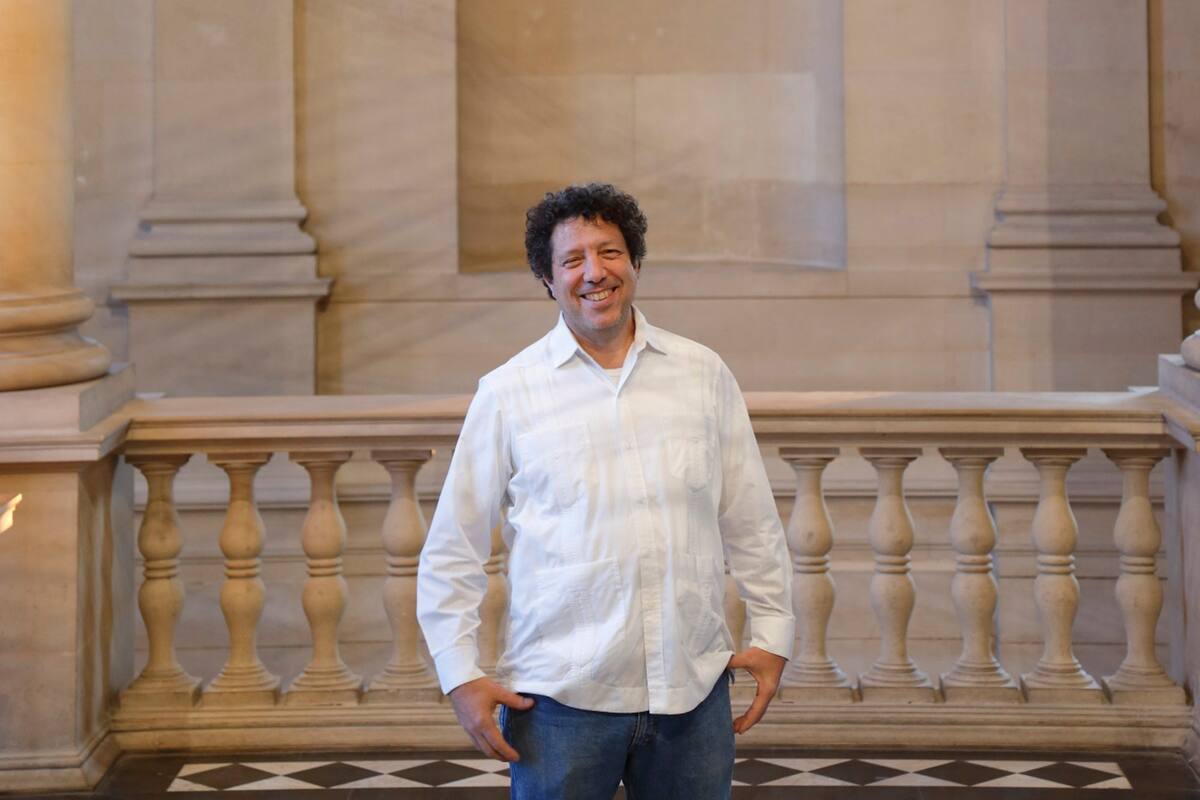 Elías Crespín, el primer artista latinoamericano vivo en tener una obra en el Louvre
