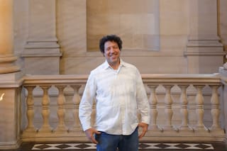 Elías Crespín, el artista que le puso una nueva "onda" a la escalera del Louvre