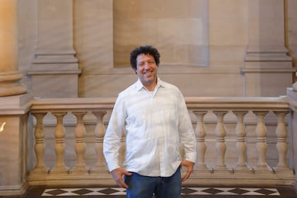Elías Crespín vive hace doce años en París, unió el mundo del arte con la informática y se convirtió en el primer artista latinoamericano vivo en tener una obra en el Museo Louvre