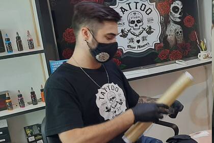 Elías era tatuador y su arte vive en sus vecinos y amigos (Gentiliza Miryan Bessone)