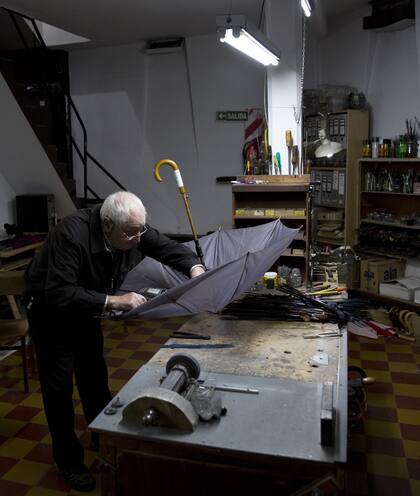 Elías Fernández tiene 85 años y 72 de paragüero