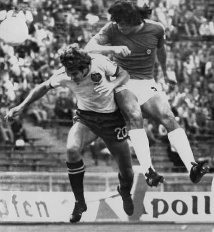 Elías Figueroa (derecha) es considerado uno de los mejores futbolistas chilenos de toda la historia