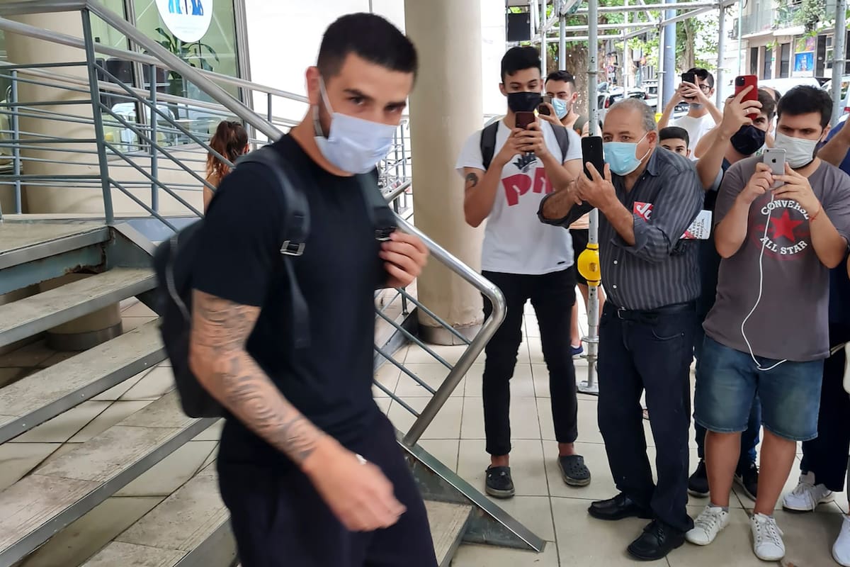 Elías Gómez fue a la revisión médica en una clínica de la ciudad y recibió el afecto de los hinchas de inmediato