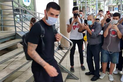 Elías Gómez fue a la revisión médica en una clínica de la ciudad y recibió el afecto de los hinchas de inmediato