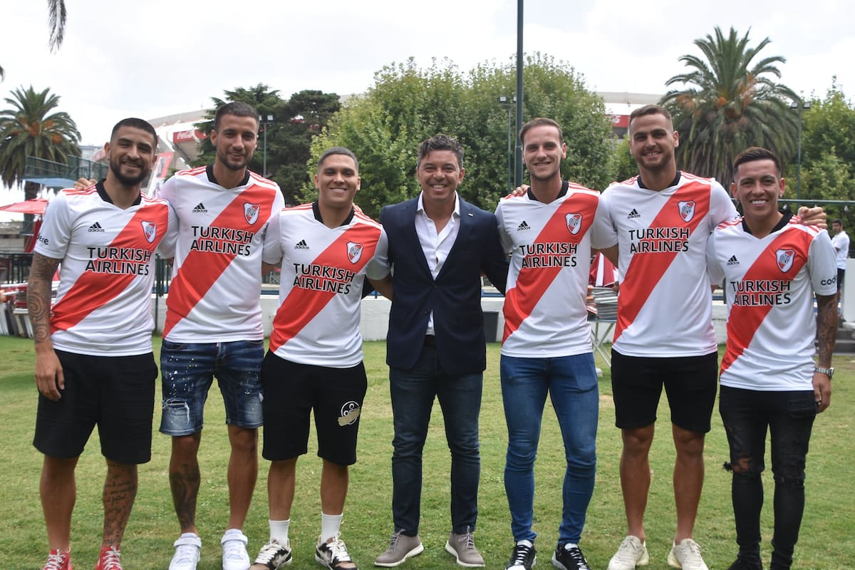 Elías Gómez, Mammana, Quintero, Gallardo (feliz, en el centro), Pochettino, González Pirez y Barco, en la presentación de los seis refuerzos de River; falta Herrera, que se sumará este sábado