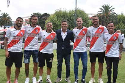 Elías Gómez, Mammana, Quintero, Gallardo (feliz, en el centro), Pochettino, González Pirez y Barco, en la presentación de los seis refuerzos de River en enero; faltaba Herrera, que se sumó luego