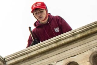 Un activista que tomó el Capitolio en 2021 ocupa un puesto clave en operaciones militares clasificadas del Pentágono