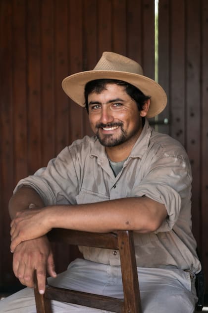 Elías Molina cuida la huerta del establecimiento.