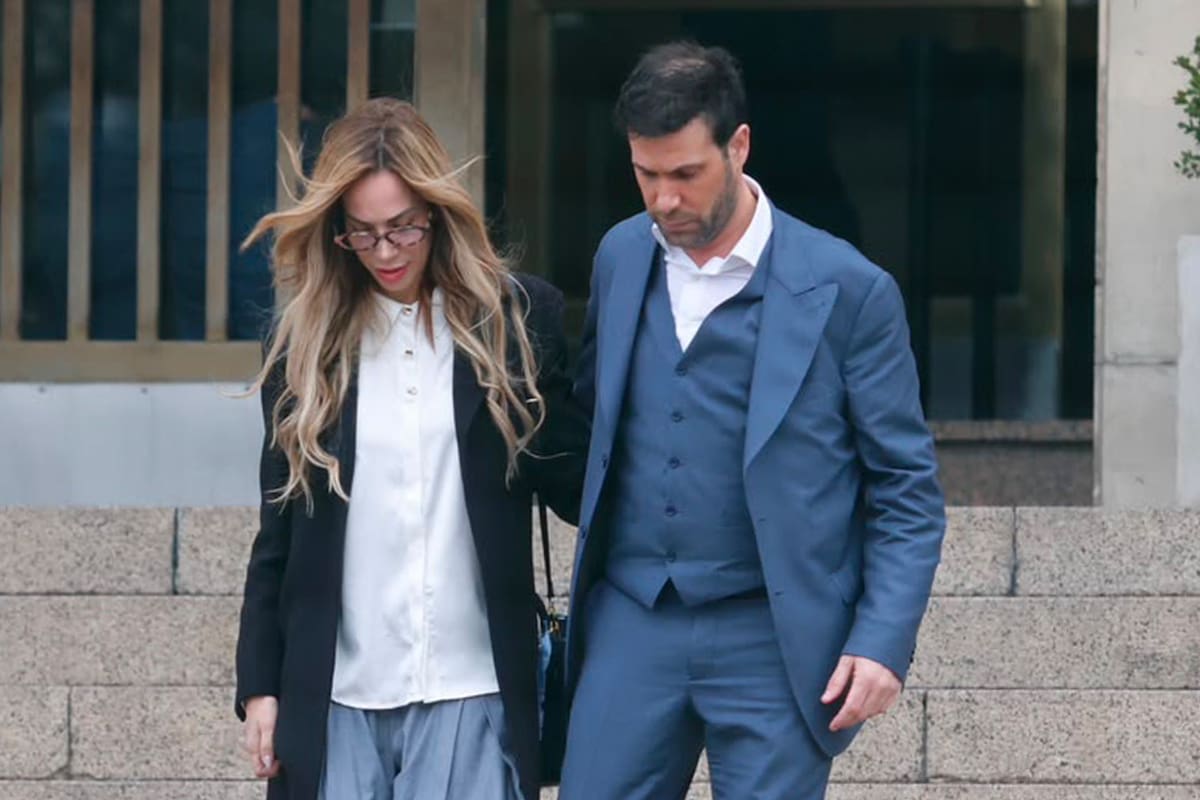 Elías Piccirillo se retira de Comodoro Py, acompañado por su novia Florencia Epelbaum