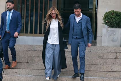 Elías Piccirillo se retira de los tribunales de Comodoro Py acompañado por su novia, Florencia Epelbaum
