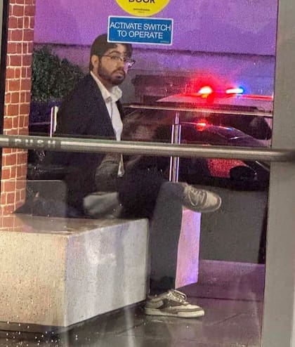 Elías Rodríguez se sentó dentro del lugar de los hechos y pidió que llamen a la policía; cuando llegaron los uniformados asumió el crimen
