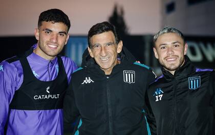 Elías Torres, junto a Gustavo Costas y Tomás Conechny; el delantero padeció una rotura del ligamento anterior de la rodilla derecha y no volverá a actuar hasta mediados de 2026.